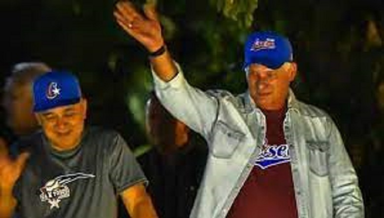 Díaz-Canel exhibe pulóver Team Asere para celebrar al equipo de béisbol cubano Díaz-Canel exhibe pulóver Team Asere para celebrar al equipo de béisbol cubano