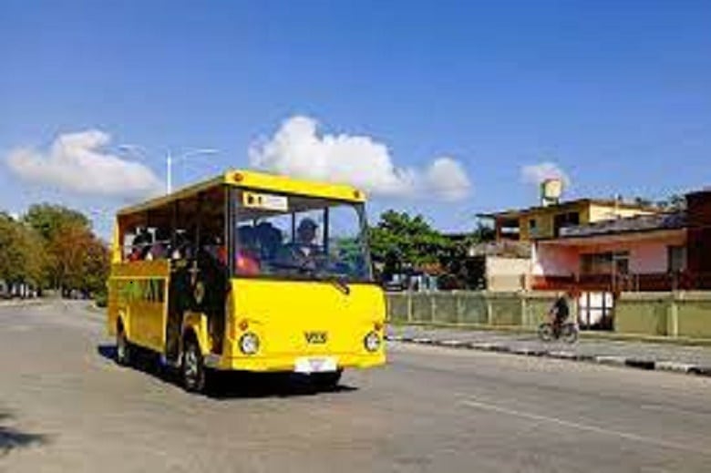 Un microbús eléctrico circula por las calles de Sancti Spíritus
