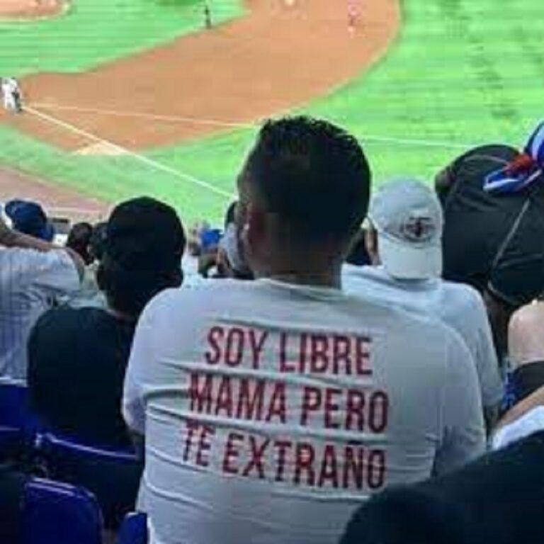 «Un sentimiento que comparten miles de madres cubanas”, en el pulóver del joven cubano Dayron García