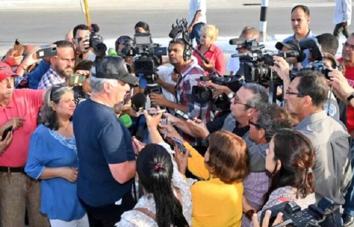 Miguel Díaz-Canel abordado por periodistas a la salida del colegio electoral en Santa Clara este 26 de marzo de 2023.